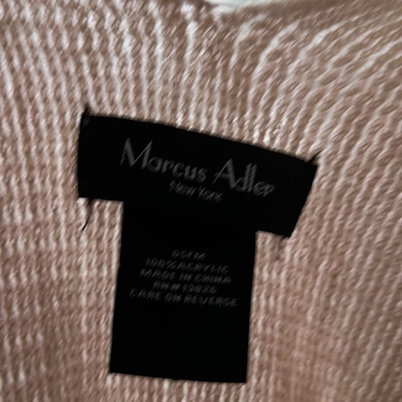 NWT Marcus Adler NY fringed shawl/wrap - Picture 6 of 7